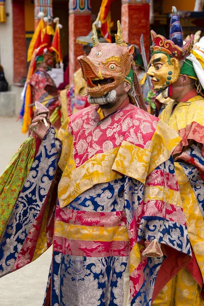 Boeddhistische Lama's gekleed in mystieke masker Tsam mysterie dans dansen in tijd van Yuru Kabgyat boeddhistische festival in Lamayuru Gompa, Ladakh, Noord-India — Stockfoto