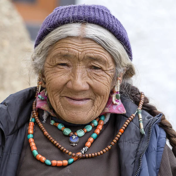 Donna anziana buddista durante la danza mistica della maschera Tsam danza mistero in tempo di Yuru Kabgyat festival buddista a Lamayuru Gompa, Ladakh, India del Nord — Foto Stock