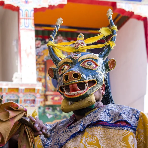 Boeddhistische Lama's gekleed in mystieke masker Tsam mysterie dans dansen in tijd van Yuru Kabgyat boeddhistische festival in Lamayuru Gompa, Ladakh, Noord-India — Stockfoto