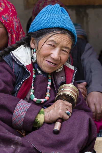 Vieille femme bouddhiste pendant la danse de masque mystique Tsam mystère danse dans le temps de Yuru Kabgyat festival bouddhiste à Lamayuru Gompa, Ladakh, Inde du Nord — Photo