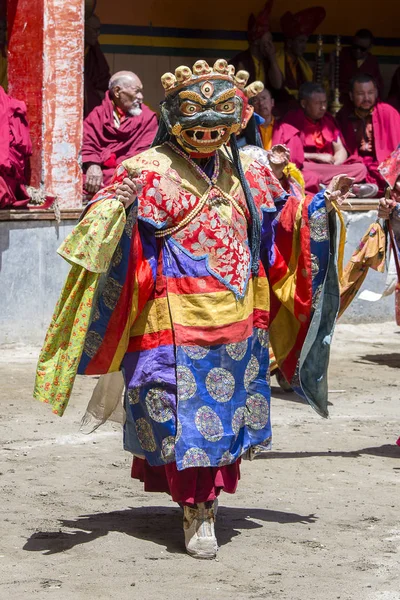 Buddhist lamas dressed in mystical mask dancing Tsam mystery dance in time of Yuru Kabgyat Buddhist festival at Lamayuru Gompa, Ladakh, North India — Stock Photo, Image