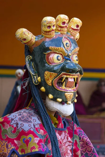 Буддийские ламы, одетые в мистические маски, танцуют таинственный танец Цам во время буддийского фестиваля Юру Кабгьята в Ламаюру Гомпа, Ладакх, Северная Индия — стоковое фото