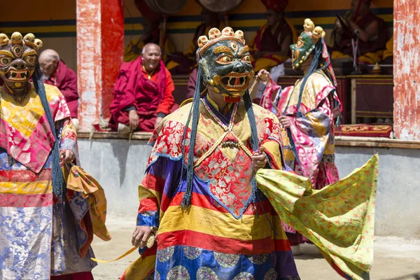 Lamas budistas vestidos con máscaras místicas bailando Tsam danza misteriosa en tiempo del festival budista Yuru Kabgyat en Lamayuru Gompa, Ladakh, India del Norte —  Fotos de Stock