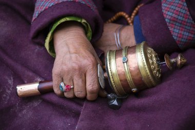 Eski eller dua Budist tekerlek bir Hemis Manastırı, Leh bölge, Ladakh, Jammu and Kashmir, Kuzey Hindistan tutan bir Tibet kadının