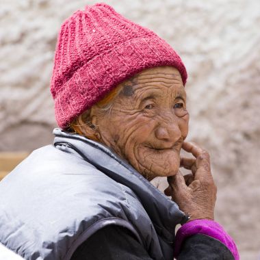 Hemis Festivali Ladakh, Kuzey Hindistan, Tibet Budist yaşlı kadınlar