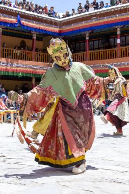 Tibet lamas mistik maskesi dansında Tsam gizem Hemis Gompa, Ladakh, Kuzey Hindistan, Budist festivalin zamanında giyinmiş