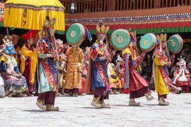 Tibet lamas mistik maskesi dansında Tsam gizem Hemis Gompa, Ladakh, Kuzey Hindistan, Budist festivalin zamanında giyinmiş