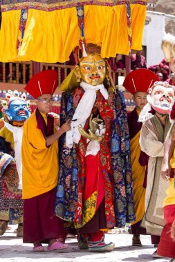 Tibet lamas mistik maskesi dansında Tsam gizem Hemis Gompa, Ladakh, Kuzey Hindistan, Budist festivalin zamanında giyinmiş