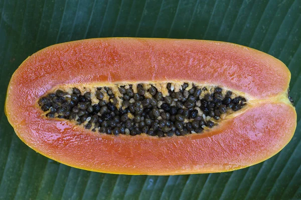 Свіжі тропічних фруктів, нарізаний солодкий papaya. Таїланд — стокове фото