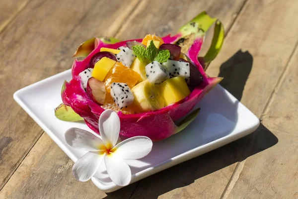Fresh tropical fruit salad in dragon fruit skin - healthy breakfast, weight loss concept. Thailand — Stock Photo, Image