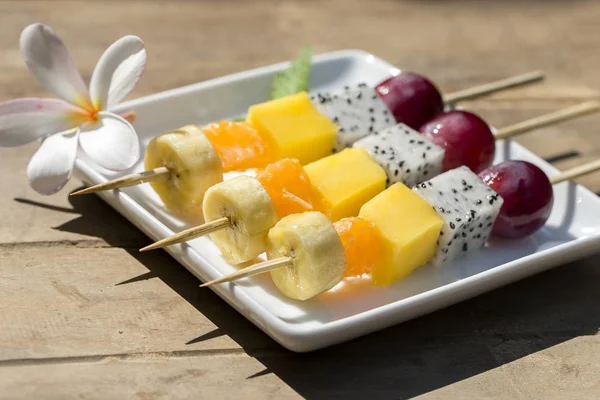 건강 한 아침 식사, 체중 손실 개념-흰색 접시에 꼬치에 신선한 열 대 과일. 태국 — 스톡 사진