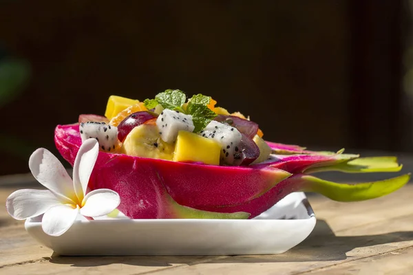 Fresh tropical fruit salad in dragon fruit skin - healthy breakfast, weight loss concept. Thailand — Stock Photo, Image