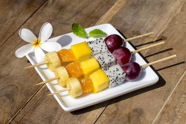 Fruta tropical fresca en pinchos en plato blanco - desayuno saludable, concepto de pérdida de peso. Tailandia —  Fotos de Stock