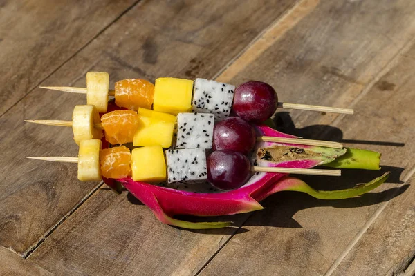 Verse tropische groenten op een spies in dragon fruit huid - gezond ontbijt, gewicht verlies concept. Thailand — Stockfoto