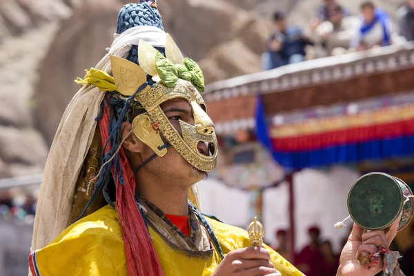 Tibetan lamas dressed in mystical mask dance Tsam mystery in time of buddhist festival at Hemis Gompa, Ladakh, North India — Stock Photo, Image