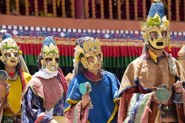 Los lamas tibetanos vestidos con máscaras místicas bailan el misterio de Tsam en tiempos del festival budista en Hemis Gompa, Ladakh, norte de la India —  Fotos de Stock