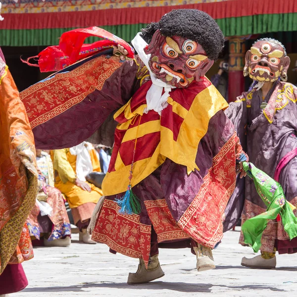 Los lamas tibetanos vestidos con máscaras místicas bailan el misterio de Tsam en tiempos del festival budista en Hemis Gompa, Ladakh, norte de la India —  Fotos de Stock