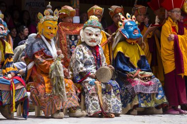 Tibet lamas mistik maskesi dansında Tsam gizem Hemis Gompa, Ladakh, Kuzey Hindistan, Budist festivalin zamanında giyinmiş