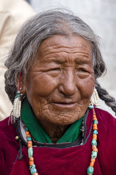 チベット仏教老女に、北インドのラダック ヘミスまつり — ストック写真