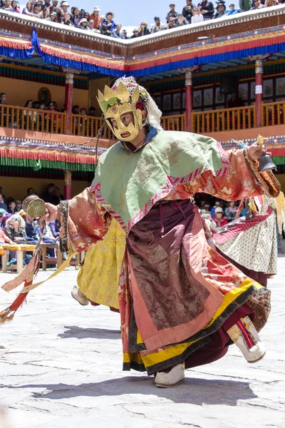 Tibetan lamas dressed in mystical mask dance Tsam mystery in time of buddhist festival at Hemis Gompa, Ladakh, North India — Stock Photo, Image
