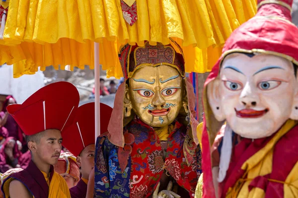 チベットのラマ僧を着た神秘的な仮面舞踊ツァム謎、北インド、ラダック ヘミス僧院仏教行事の時に — ストック写真