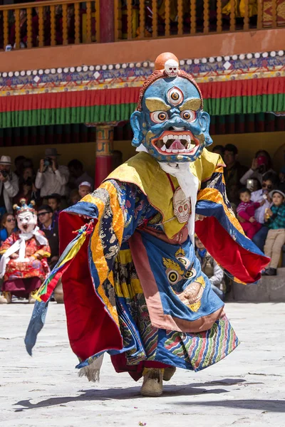 Los lamas tibetanos vestidos con máscaras místicas bailan el misterio de Tsam en tiempos del festival budista en Hemis Gompa, Ladakh, norte de la India —  Fotos de Stock