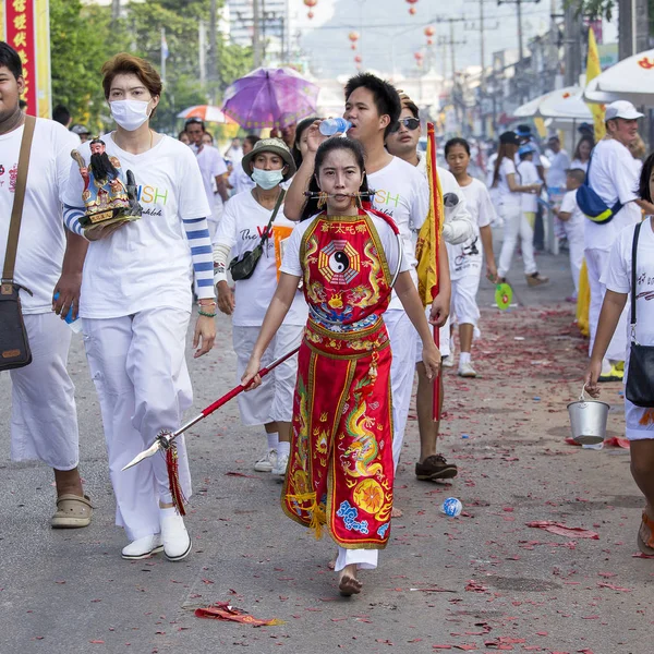 Tailandês em Festival Vegetariano em Phuket Town. Tailândia. Festival é um famoso anual também conhecido como Nove Imperadores Deuses — Fotografia de Stock