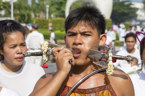 Thai people in Vegetarian Festival at Phuket Town (en inglés). Tailandia. Festival es un famoso anual también conocido como Nueve Dioses Emperadores — Foto de Stock