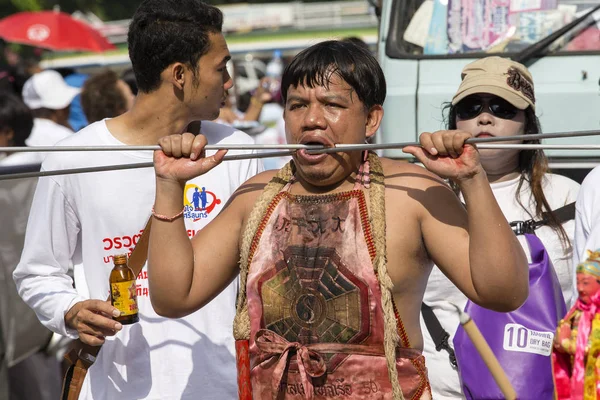 Tajowie w wegetariańskie Festival w mieście Phuket. Tajlandia. Festiwal jest słynny roczne także dziewięć cesarz bogów — Zdjęcie stockowe