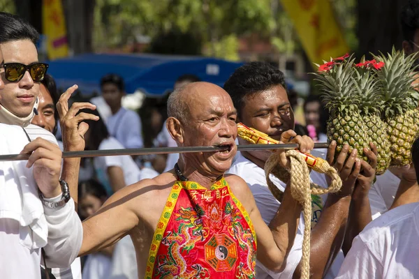 Ταϊλάνδης άνθρωποι σε χορτοφάγους Φεστιβάλ στην πόλη του Πουκέτ. Ταϊλάνδη. Το Φεστιβάλ είναι ένα διάσημο ετήσιο επίσης γνωστή ως εννέα αυτοκράτορα Θεών — Φωτογραφία Αρχείου