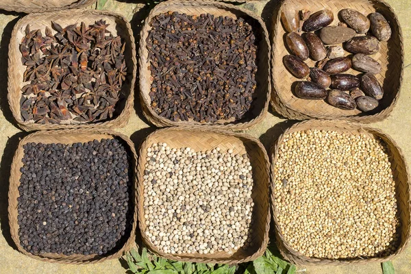 Натуральные специи на местном рынке, Бали, Индонезия. Черный и белый перец, имбирь, мускатный орех, коричные палочки, звездный анис, сухая гвоздика — стоковое фото