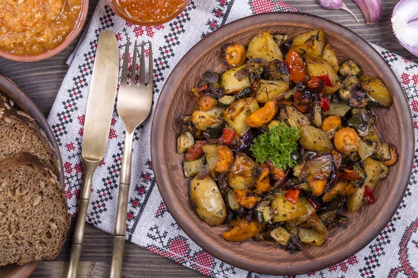 Plantaardige hutspot met tomaat, aubergine, courgette, ui, wortel, paprika en aardappel in plaat — Stockfoto