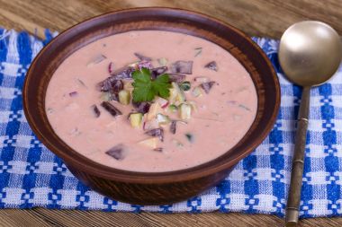 Soğuk pancar çorbası - pancar çorbası. Yaz hafif soğuk sebze çorbası pancar, salatalık, radsih, patates, yumurta ve kefir ahşap bir masa üzerinde. Sağlıklı beslenme, diyet ve vejetaryen kavramı