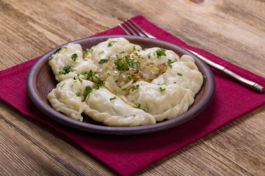 Ukrayna ve Rus yemekleri - vareniki veya köfte patates püresi veya süzme peynir, kızarmış soğan ve maydanoz