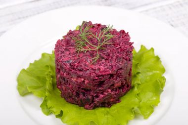Meze, sağlıklı beslenme, Kuru erik, ceviz, ahşap masa beyaz tabakta yeşil salata ile lezzetli kırmızı pancar salatası. Diyet ve vejetaryen kavramı
