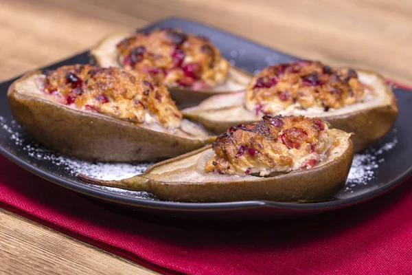 Peras caseras horneadas con requesón, miel, arándanos rojos y nueces, de cerca. Alimentación saludable, dieta y concepto vegetariano —  Fotos de Stock