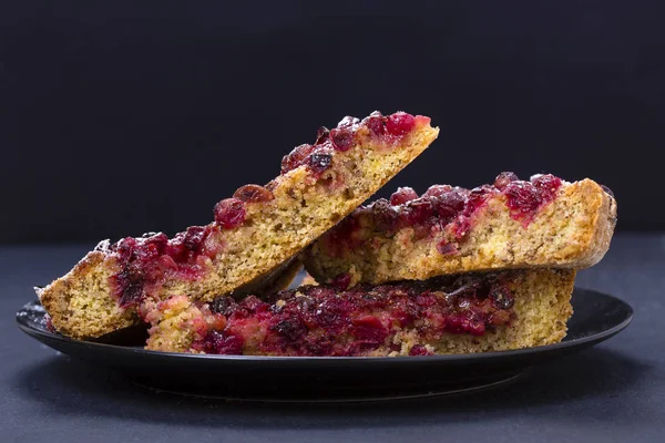 Homemade organic cranberry cake, dessert ready to eat. Cranberry tart in black background — Stock Photo, Image