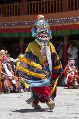 Tibet lamas mistik maskesi dansında Tsam gizem Hemis Gompa, Ladakh, Kuzey Hindistan, Budist festivalin zamanında giyinmiş