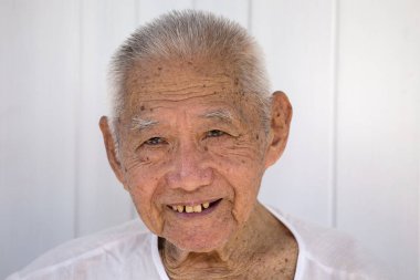 Vejetaryen Festivali Phuket Town, Tayland, sokak bir geçit sırasında törende Tay yaşlı adam görünüyor