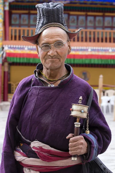 Tybetański Buddyjski staruszek podczas festiwalu Hemis w Ladakhu, północnych Indiach — Zdjęcie stockowe