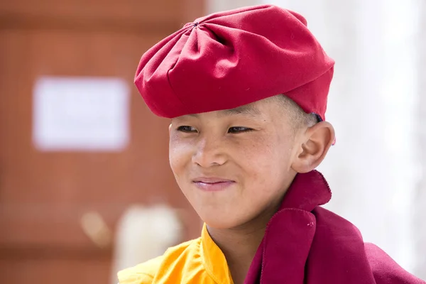 Monje joven budista durante el Festival Hemis en Ladakh, norte de la India — Foto de Stock