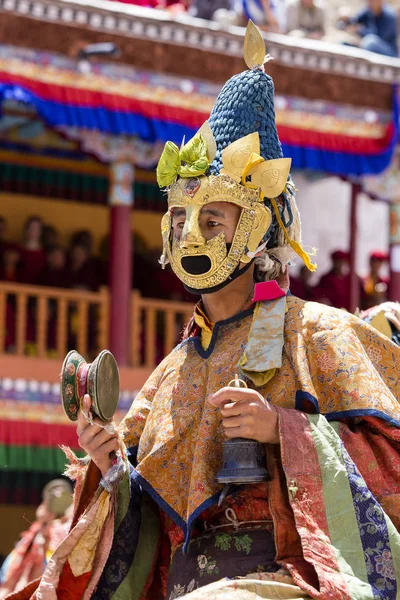 Tibetaanse Lama's gekleed in mystieke masker dans Tsam mysterie in de tijd van boeddhistische festival in Hemis Gompa, Ladakh, Noord-India — Stockfoto