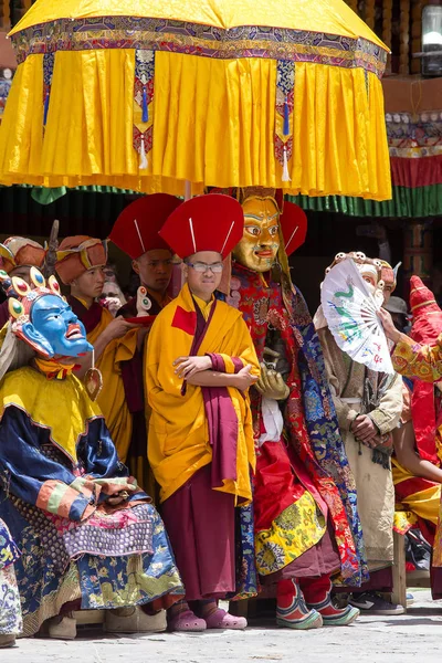 Тибетские ламы, одетые в мистический танец маски Цам Тайна во время буддийского фестиваля в Хемис-Гомпе, Ладакх, Северная Индия — стоковое фото