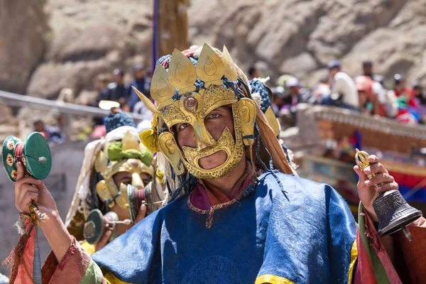 Tibetan lamas dressed in mystical mask dance Tsam mystery in time of buddhist festival at Hemis Gompa, Ladakh, North India — Stock Photo, Image