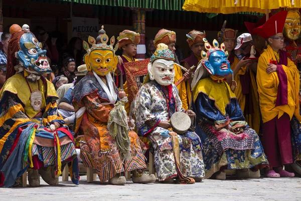 Тибетские ламы, одетые в мистический танец маски Цам Тайна во время буддийского фестиваля в Хемис-Гомпе, Ладакх, Северная Индия — стоковое фото