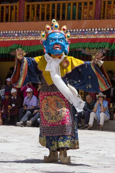 Los lamas tibetanos vestidos con máscaras místicas bailan el misterio de Tsam en tiempos del festival budista en Hemis Gompa, Ladakh, norte de la India —  Fotos de Stock