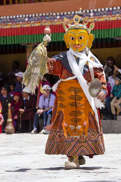 Tibetan lamas dressed in mystical mask dance Tsam mystery in time of buddhist festival at Hemis Gompa, Ladakh, North India — Stock Photo, Image