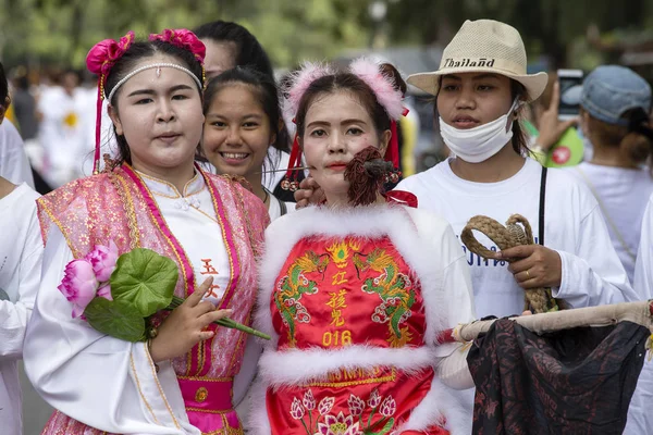 Ταϊλάνδης άνθρωποι σε χορτοφάγους Φεστιβάλ στην πόλη του Πουκέτ. Ταϊλάνδη. Το Φεστιβάλ είναι ένα διάσημο ετήσιο επίσης γνωστή ως εννέα αυτοκράτορα Θεών — Φωτογραφία Αρχείου