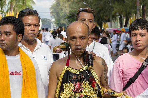 Tajowie w wegetariańskie Festival w mieście Phuket. Tajlandia. Festiwal jest słynny roczne także dziewięć cesarz bogów — Zdjęcie stockowe