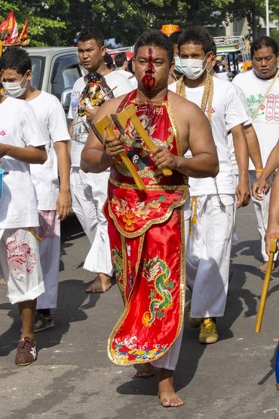 Thai people in Vegetarian Festival at Phuket Town (en inglés). Tailandia. Festival es un famoso anual también conocido como Nueve Dioses Emperadores — Foto de Stock